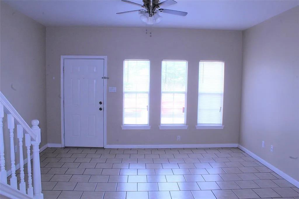 1 bed, 1.0 bath, 950 sqft, $1,095 — Photo 2