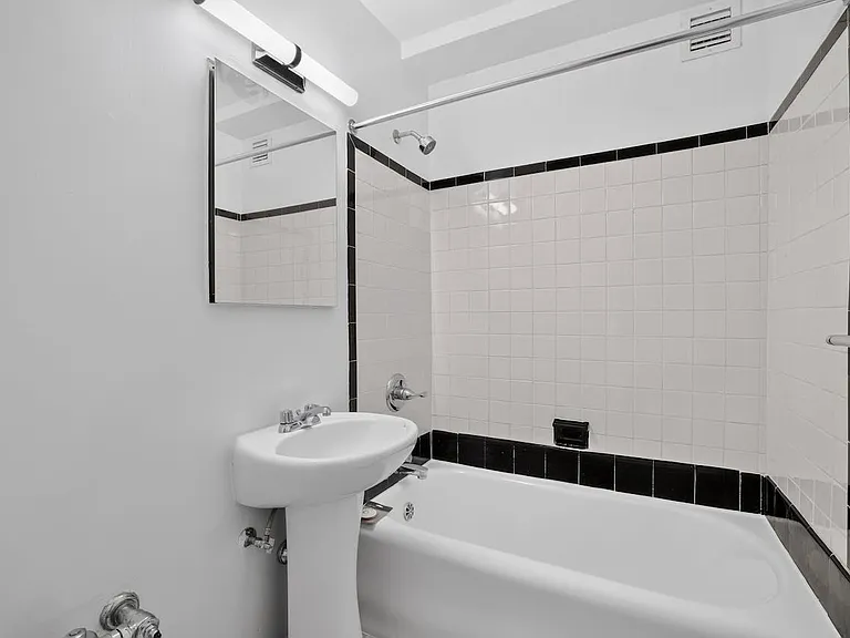 310 E 44th St #822 — Photo 5