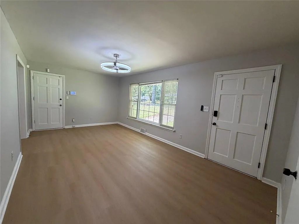 3 bed, 1.0 bath, 1200 sqft, $2,300 — Photo 3