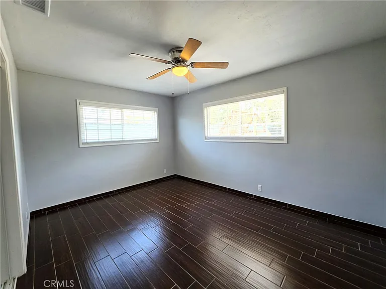 221 E Maple St — Photo 15