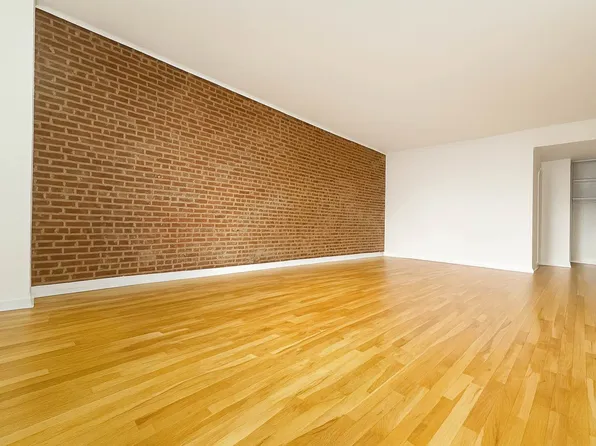 201 East 12th Street image 2 of 14