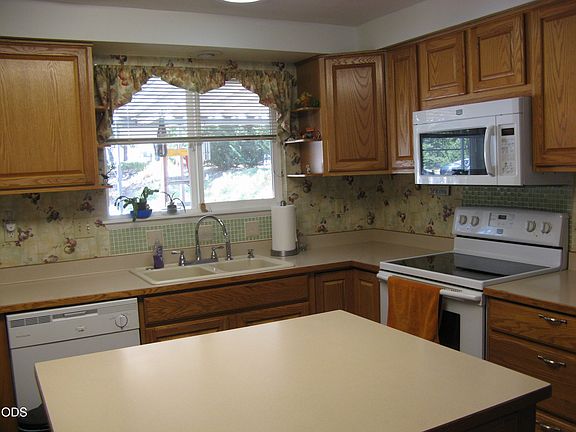5th image of 720 Brookside Cir