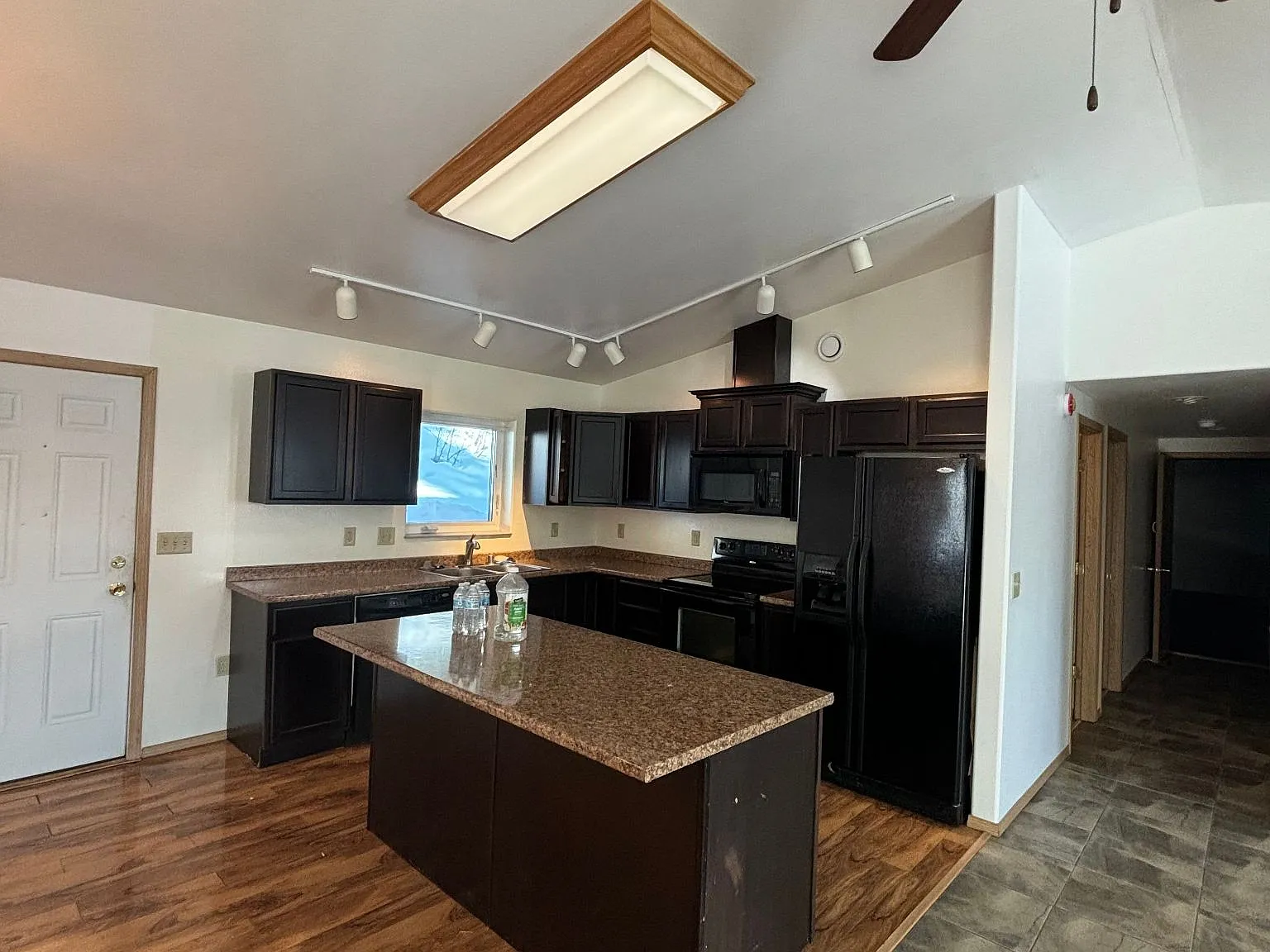 2 bed, 1000 sqft, $2,000 — Photo 3