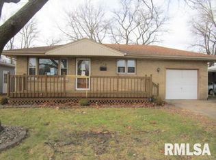 613 W Shore Dr, Pekin, IL 61554