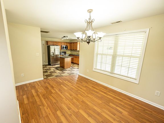 5th image of 105 Oakmount Dr
