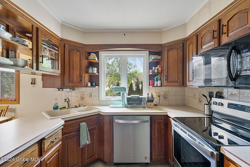 5th image of 41 Waterman Avenue
