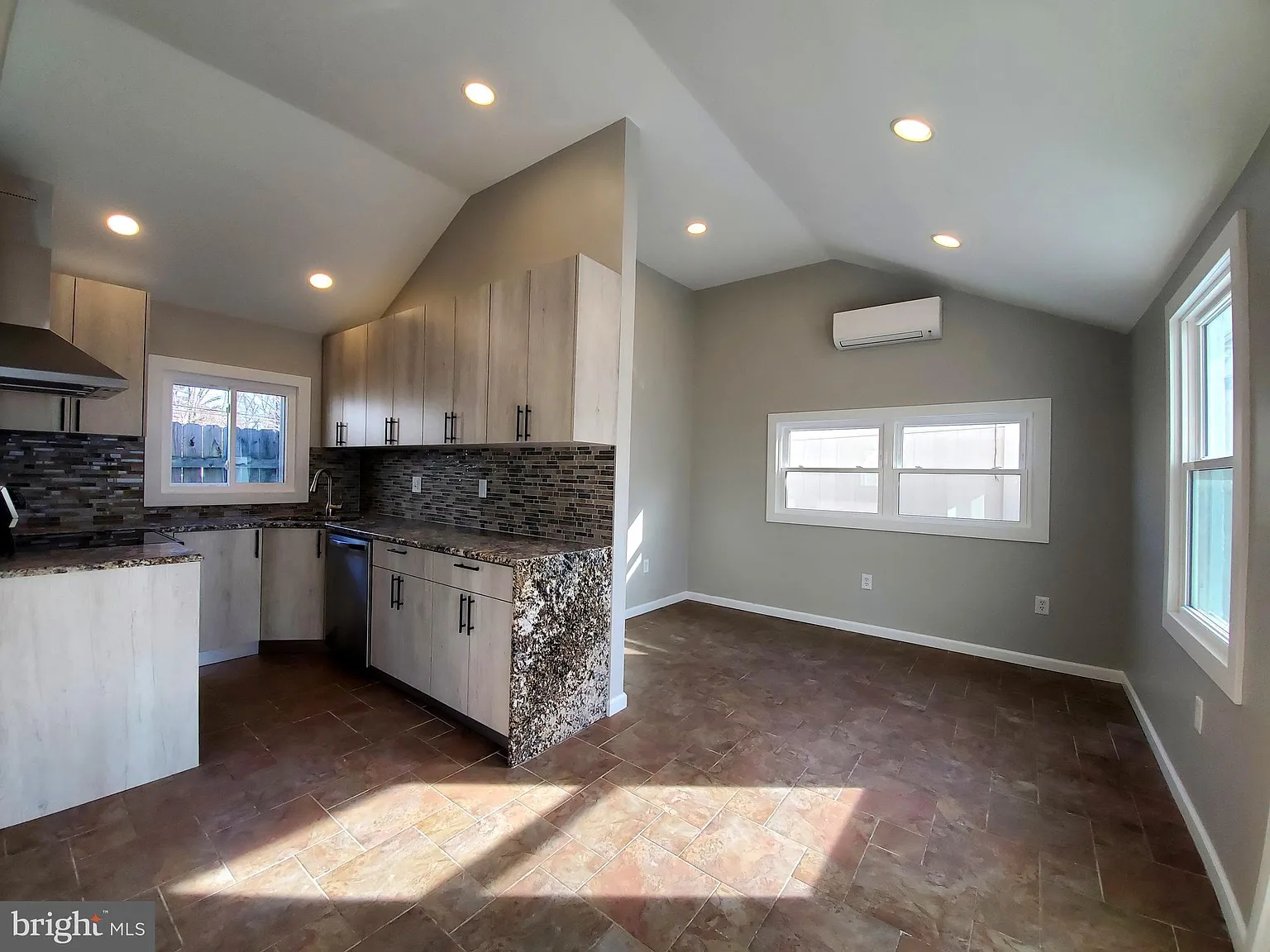2 bed, 994 sqft, $2,700 — Photo 1