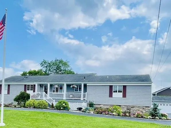 6 Montgomery Lane, Bay Shore, NY 11706