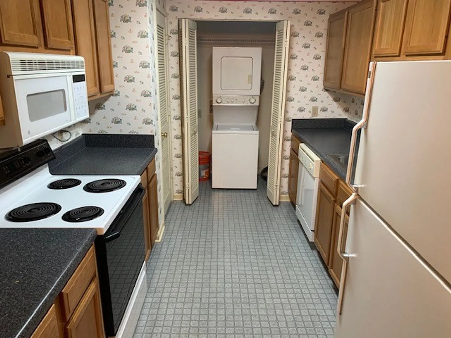 Spacious 2 Bed 2 Bath Hillsboro Village Apartment — Photo 4