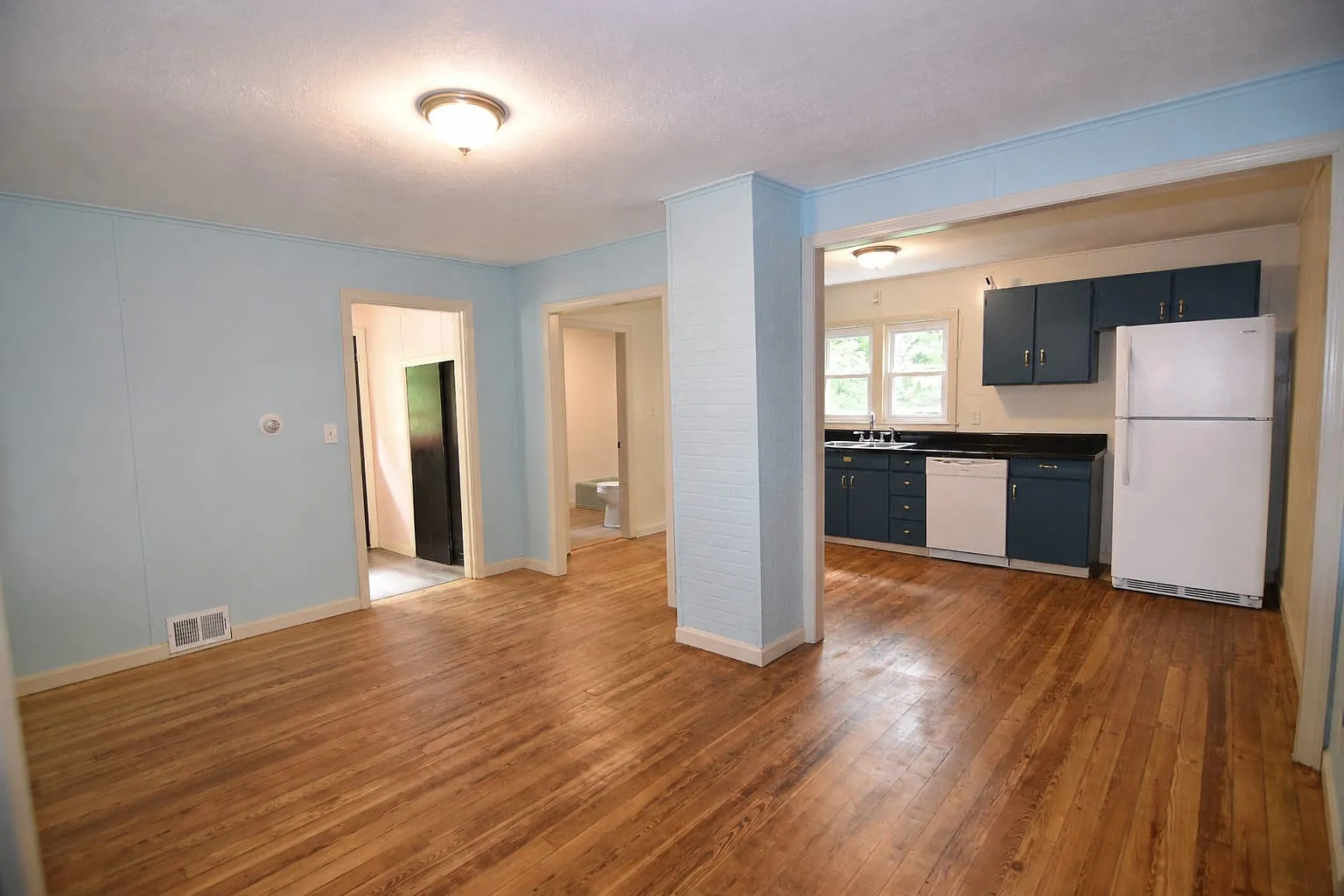 3 bed, 1116 sqft, $2,100 — Photo 2