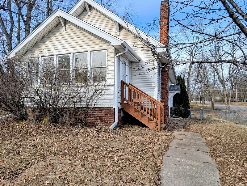 2 bed, 1.0 bath, 912 sqft, $1,345 — Photo 3
