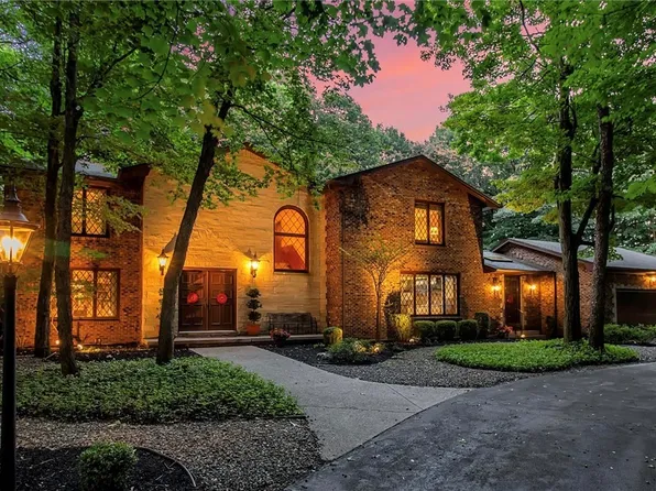 4899 Winding Ln, Clarence, NY 14031