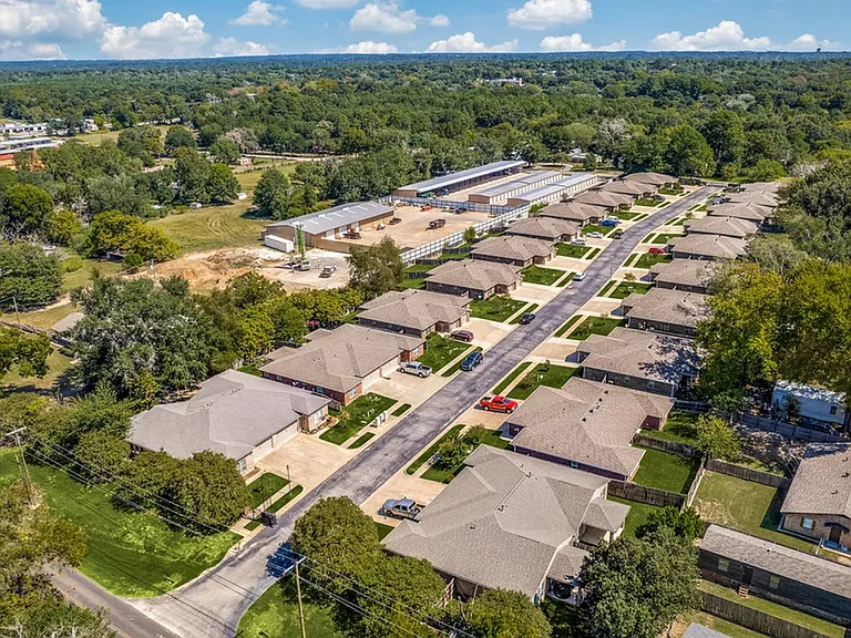 Kara Lynn Place Luxury Homes- ASK ABOUT OUR SPRING MOVE-IN SPECIAL TODAY! — Photo 2