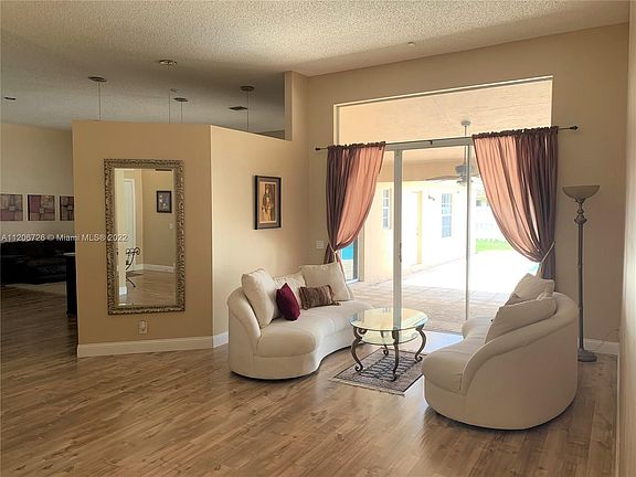 4th image of 609 Verona Pl