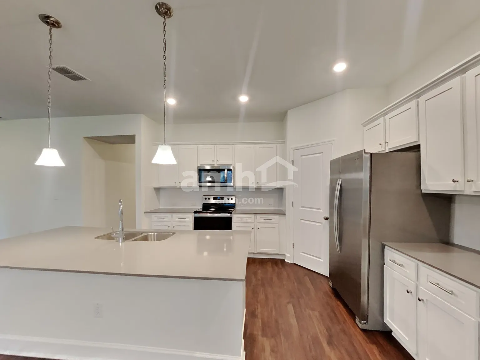3 bed, 2.0 bath, 1700 sqft, $2,390 — Photo 3