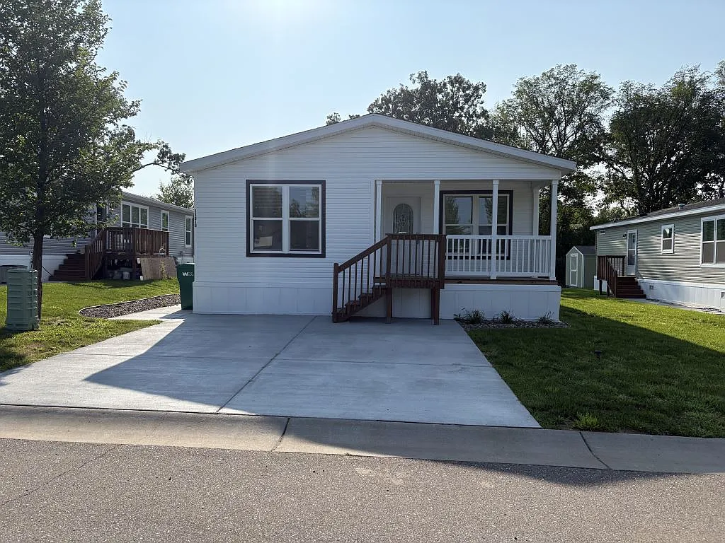 3 bed, 2.0 bath, 1356 sqft, $1,018 — Photo 2