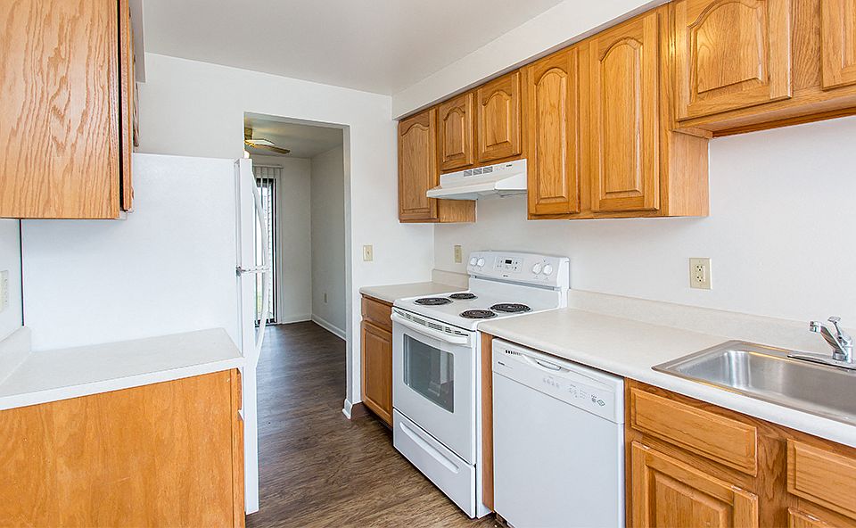 Riverton Knolls Apartment and Townhomes Apartment Rentals West