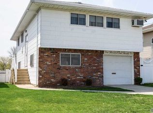 222 Arrow St, Oceanside, NY 11572