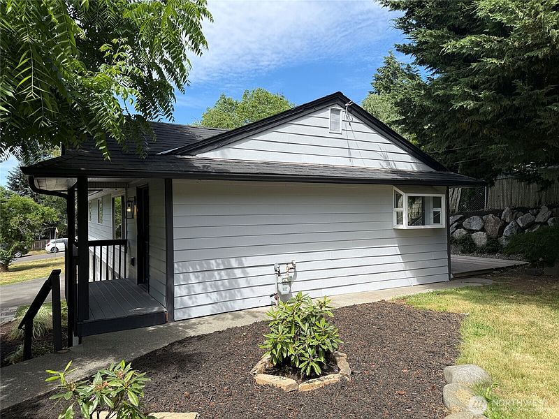 4th image of 607 244th Street SW