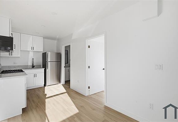 3rd image of 1805 W 80th St #J