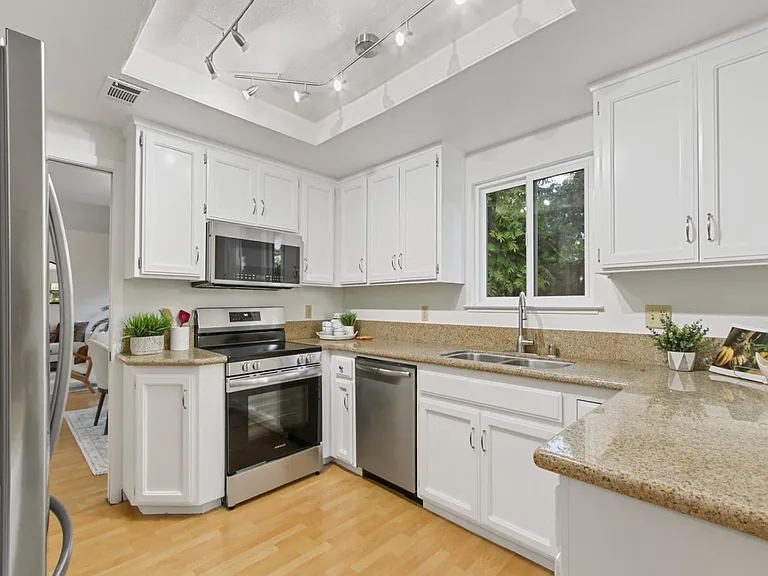325 E 8th St #5 — Photo 12