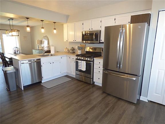 3rd image of 219 Manor View Dr
