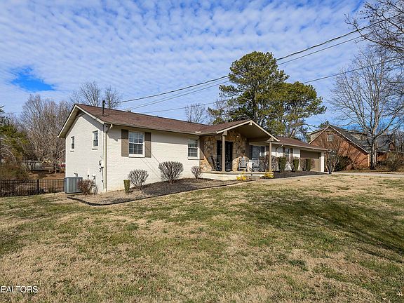 3rd image of 809 Chateaugay Rd