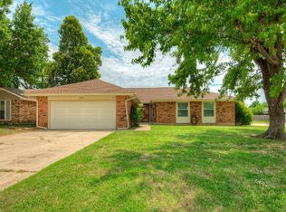 800 Royal Ln, Yukon, OK 73099