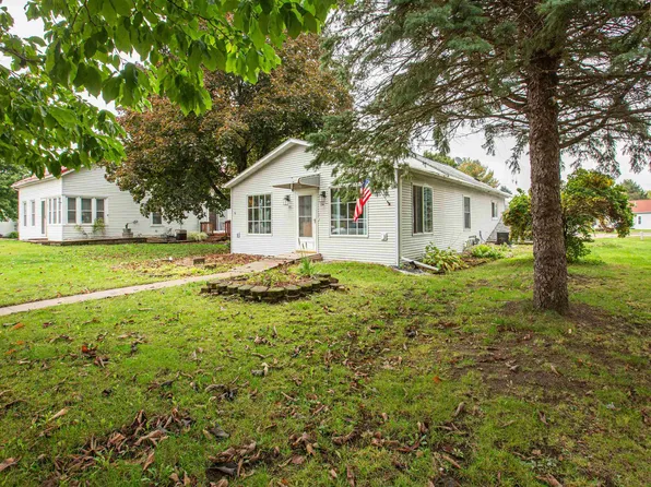 74 W Main St, Benton, WI 53803