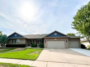 2709 Pine St, Yankton, SD 57078