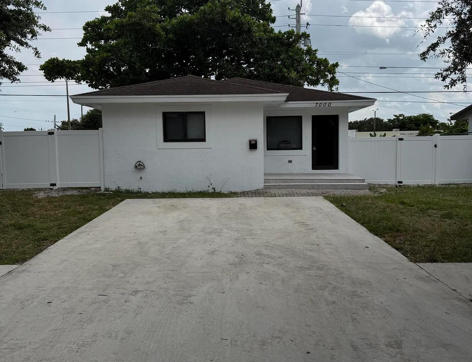 3 bed, 2.0 bath, 1206 sqft, $3,600 — Photo 2