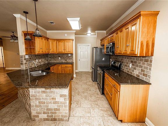 4th image of 19252 Wildoak Ln