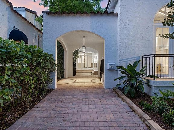 4th image of 909 Roderigo Ave