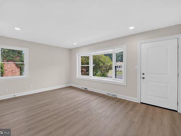 3rd image of 117 Pinecrest Dr