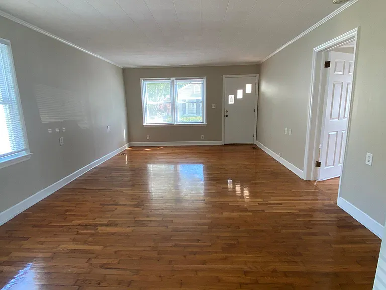 725 Washington St — Photo 2