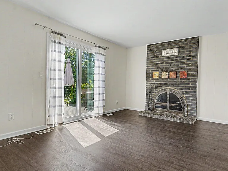 2735 Foster Ave — Photo 5