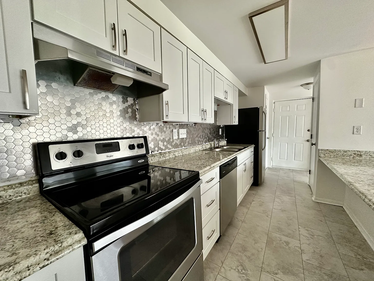2 bed, 847 sqft, $1,299 — Photo 3