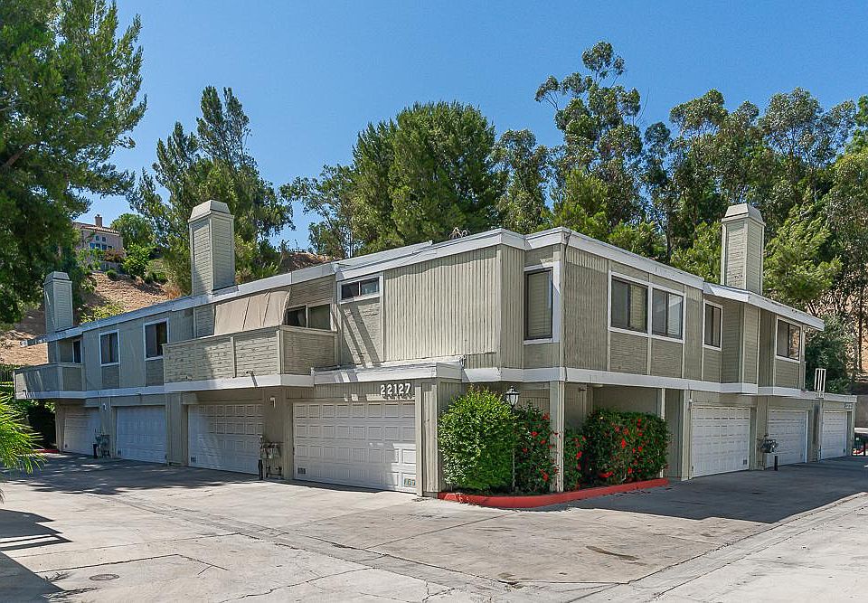 1st image of 22127 Burbank Blvd Unit 3