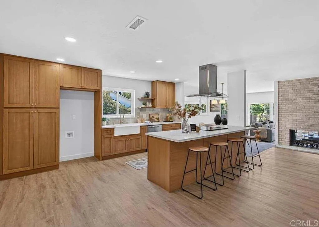 3 bed, 111 sqft, $2,500 — Photo 4