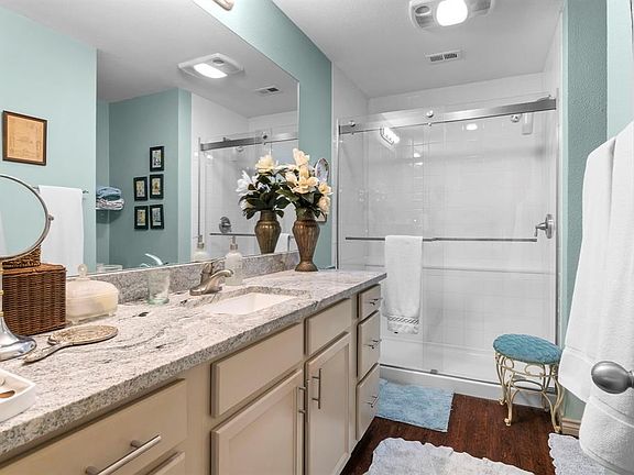 5th image of 2632 Glenmore Dr