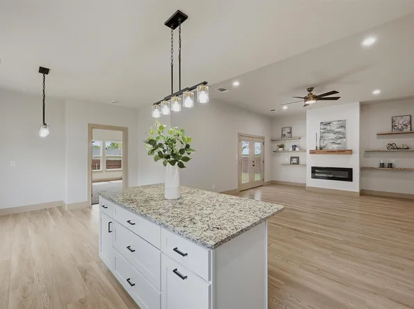 1019 Holiday Dr, Sherman, TX 75090