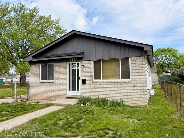 1221 E Granet Ave, Hazel Park, MI 48030