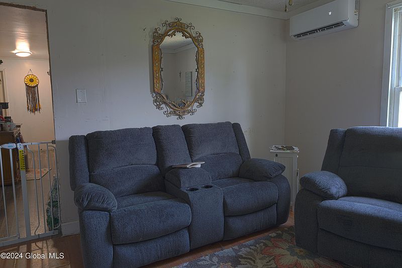 5th image of 75 Oakdale Avenue