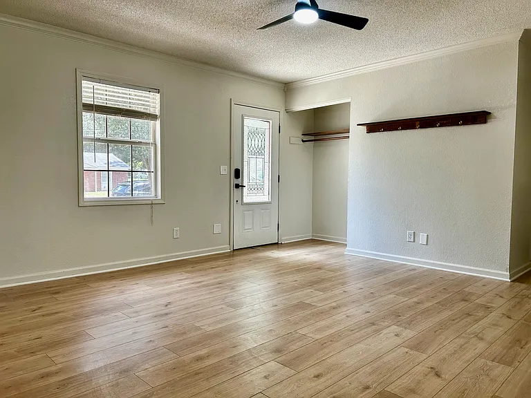 106 Deerfield Dr — Photo 3