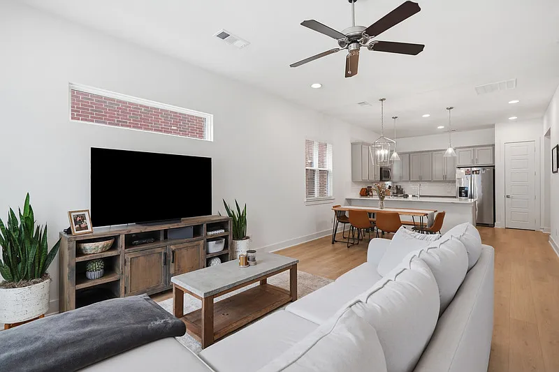 3 bed, 2.5 bath, 1900 sqft, $2,800 — Photo 3