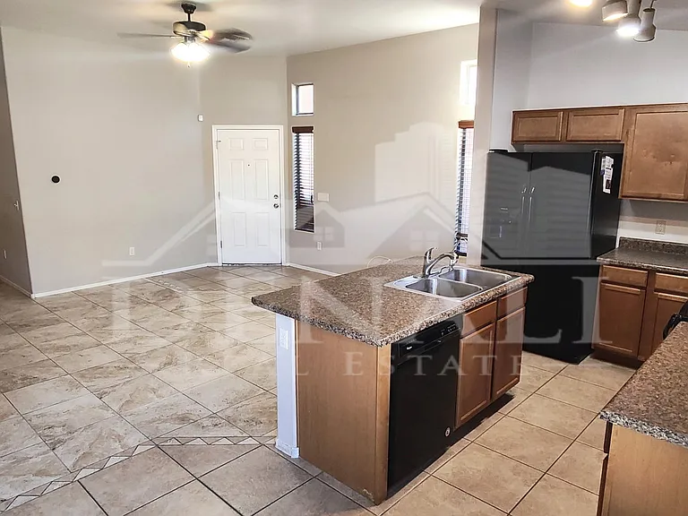 2155 E Calle Gran Desierto — Photo 3