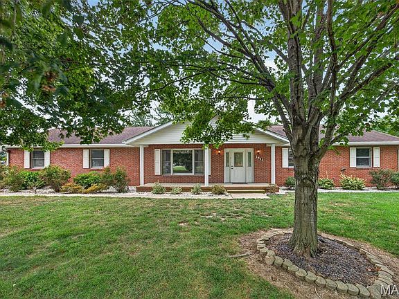 2nd image of 1412 Pinewood Ln