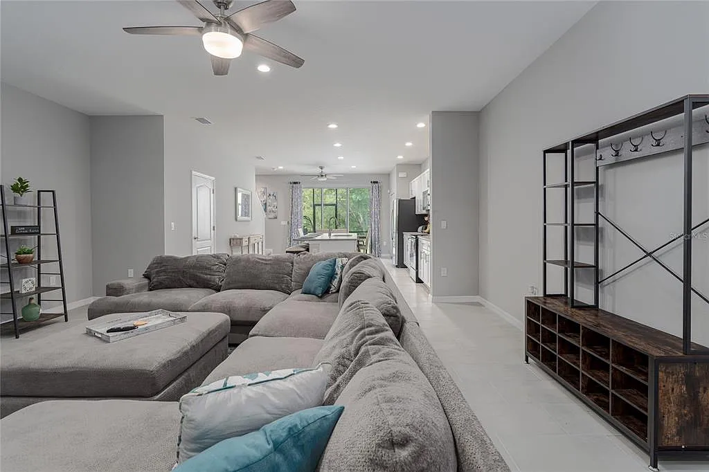 3 bed, 2.5 bath, 1822 sqft, $2,500 — Photo 4