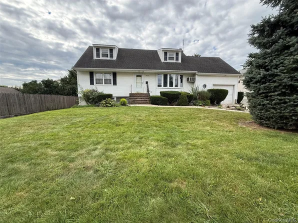 3624 Ionia St, Seaford, NY 11783