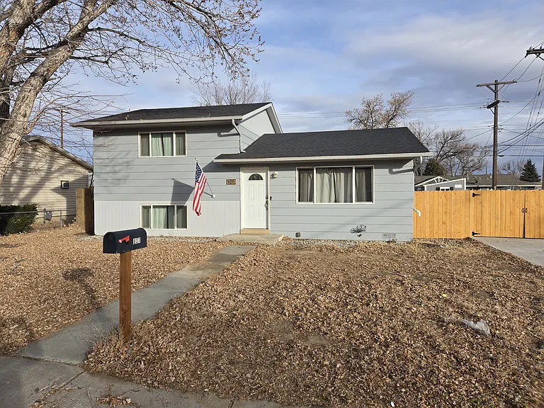837 Hayden Dr — Photo 1